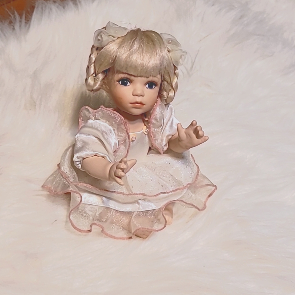 Geppeddo little‎ ladies collection porcelain doll 8" doll.